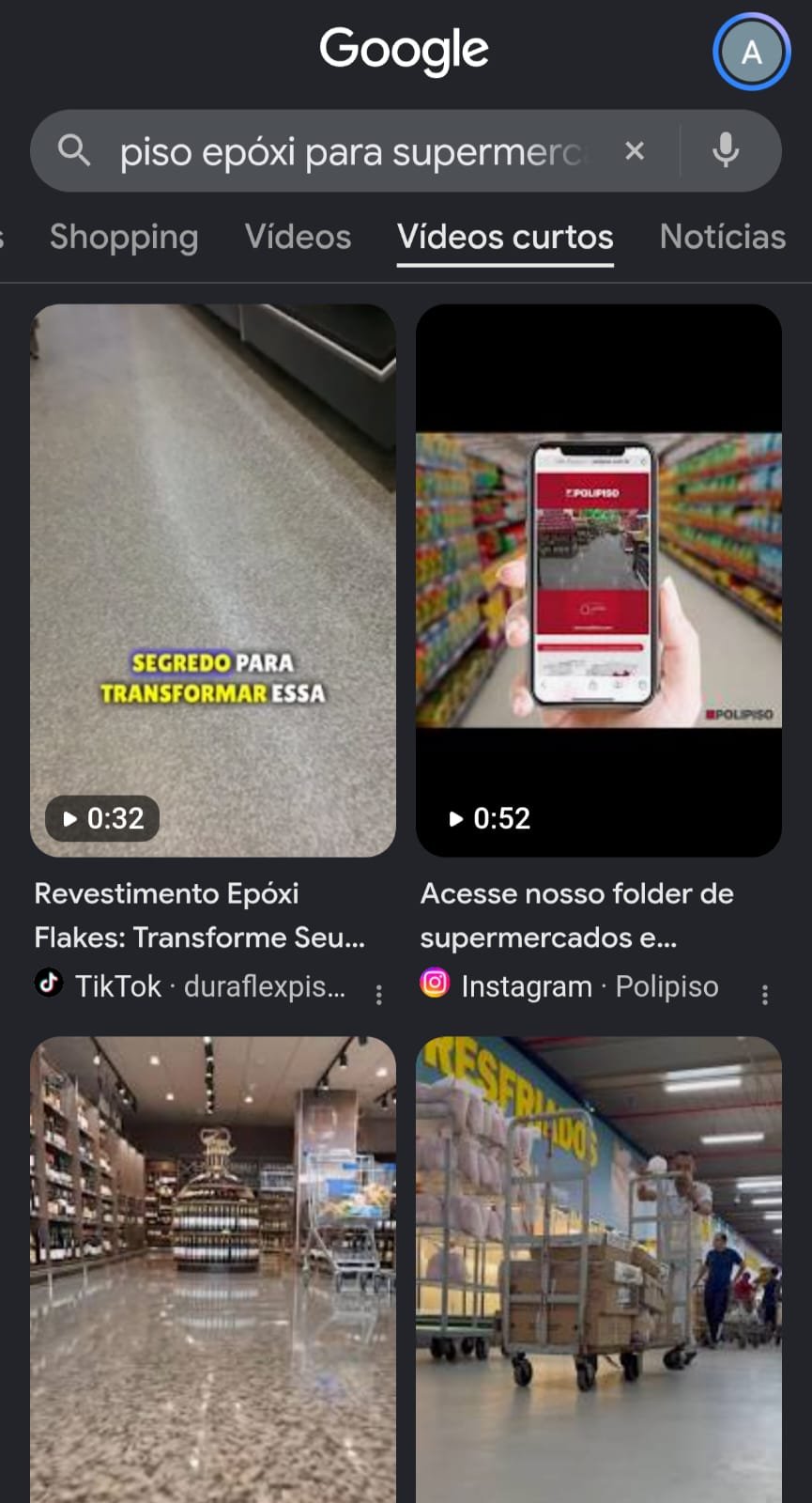 Resultados do Google Vídeos para piso epóxi para supermercados com conteúdo do cliente em destaque e demais marcas borradas.